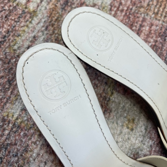 Tory Burch Benton Kitten Heel White Leather Sandals Gold Chain Logo Charm Size 7 - Picture 5 of 7